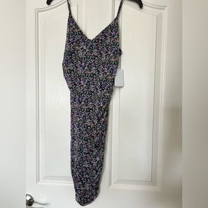Adorable, floral, form fitting summer dress. Perfect for vacation!!